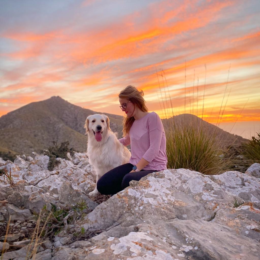 Vera mit ihrem Hund im Sonnenuntergang